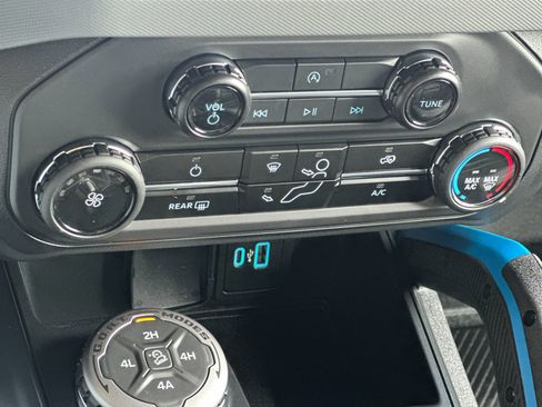 Certified 2024 Ford Bronco Black Diamond w/ Sasquatch Package image 21