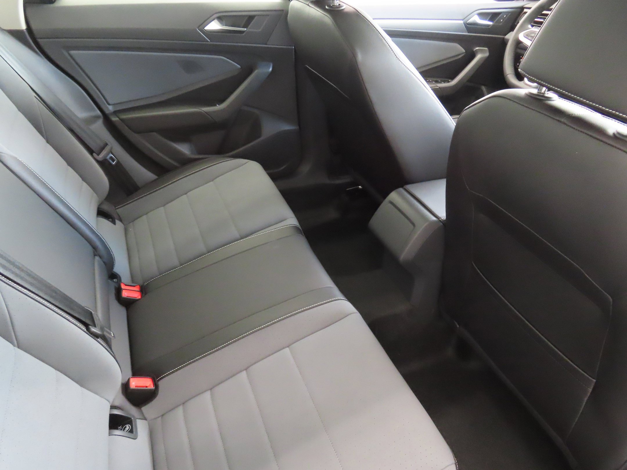 Used 2026 Volkswagen Jetta SE FWD image 23