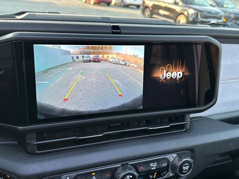 Used 2024 Jeep Wrangler Unlimited image 28