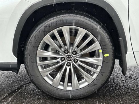 New 2026 Toyota Highlander Platinum image 8