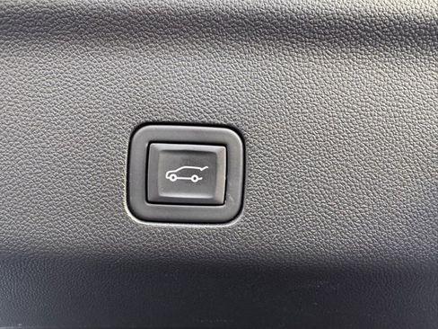 Used 2025 Chevrolet Suburban High Country image 36