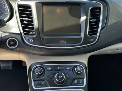Used 2015 Chrysler 200 Limited w/ Convenience Group image 10