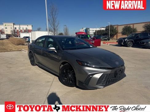 Used 2025 Toyota Camry SE w/ Convenience Package image 1