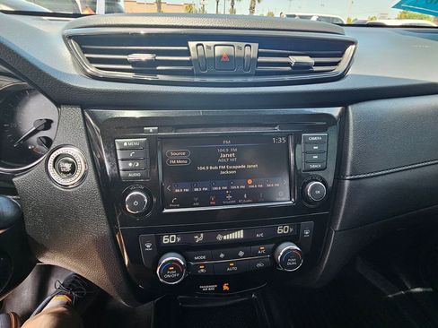 Used 2018 Nissan Rogue SV AWD/4WD image 19