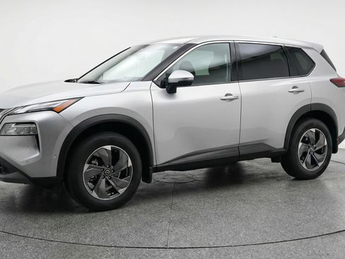 Used 2025 Nissan Rogue SV image 3