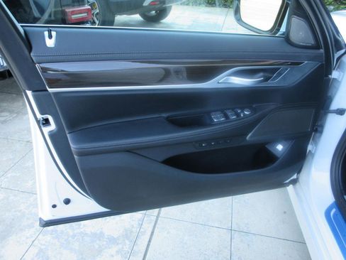 Used 2022 BMW 740i image 4