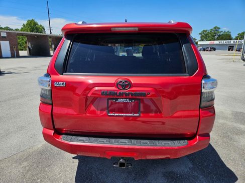 Used 2017 Toyota 4Runner SR5 AWD/4WD image 5