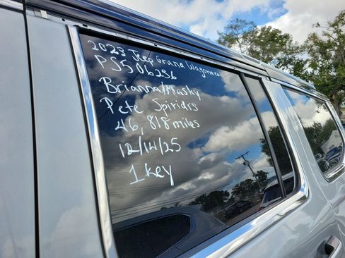 Used 2023 Jeep Grand Wagoneer Base image 5