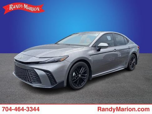 Used 2025 Toyota Camry SE FWD image 1