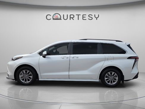 Used 2025 Toyota Sienna XLE FWD image 2