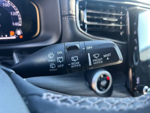 Used 2024 Jeep Wagoneer L Series II image 11