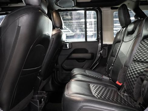 Used 2019 Jeep Wrangler Unlimited Sahara AWD/4WD image 14