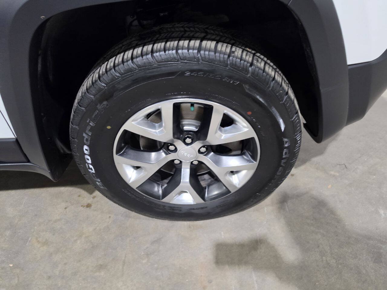 Used 2017 Jeep Cherokee Trailhawk w/ Comfort/Convenience Group AWD/4WD image 19