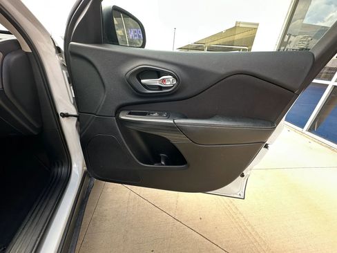 Used 2016 Jeep Cherokee Sport AWD/4WD image 30