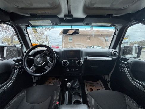 Used 2017 Jeep Wrangler Unlimited Sahara w/ Connectivity Group image 11