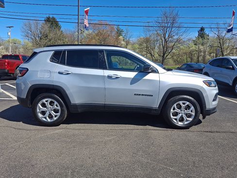 Used 2024 Jeep Compass Latitude AWD/4WD image 8