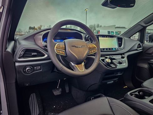 New 2026 Chrysler Pacifica Select image 13