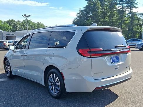 Used 2021 Chrysler Pacifica Touring-L w/ Uconnect Theater Family Group FWD image 4