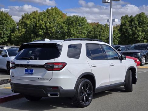 New 2025 Honda Pilot Black Edition image 4