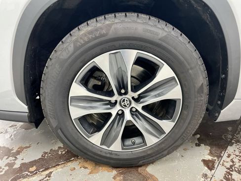 Used 2023 Toyota Highlander XLE FWD image 29