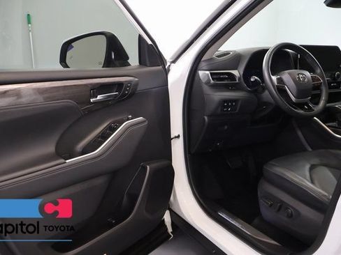 Certified 2024 Toyota Highlander Platinum AWD/4WD image 9