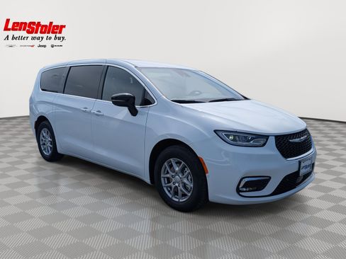 New 2026 Chrysler Pacifica Select image 4