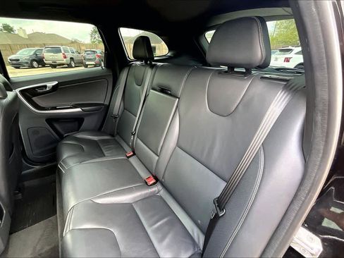 Used 2016 Volvo XC60 T6 R-Design image 17