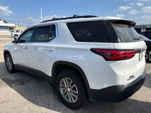 Used 2023 Chevrolet Traverse LT w/ Rear Camera Mirror Package FWD image 3