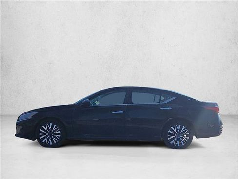 Used 2025 Nissan Altima 2.5 SV image 9