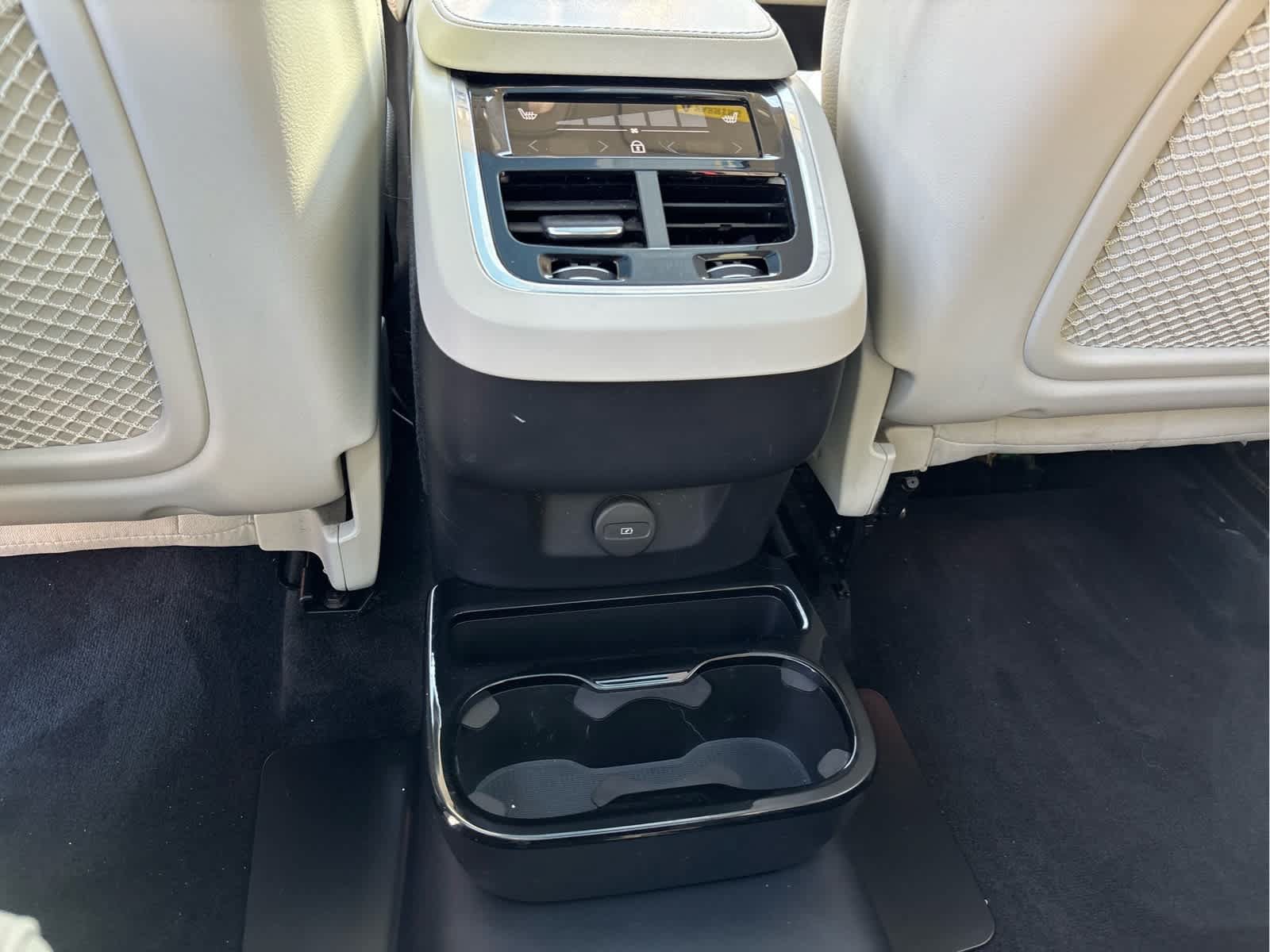 Used 2025 Volvo XC90 B6 Plus w/ Protection Package Premier AWD/4WD image 28