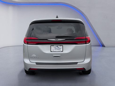 Used 2024 Chrysler Pacifica Touring-L FWD image 8