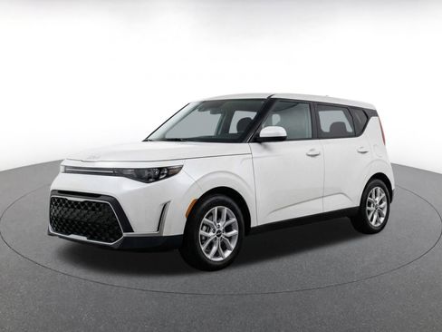 Used 2025 Kia Soul LX w/ LX Technology Package FWD image 3