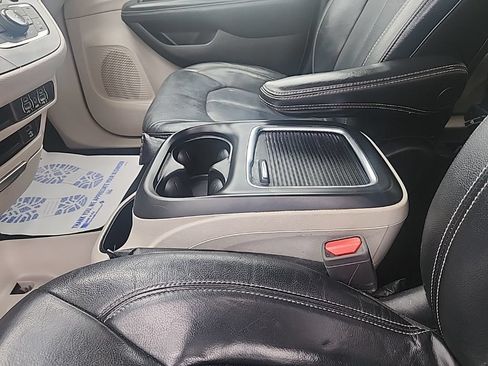Used 2022 Chrysler Pacifica Touring-L w/ Uconnect Theater Family Group FWD image 21