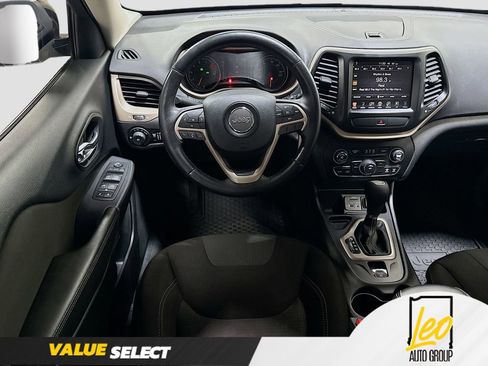 Used 2017 Jeep Cherokee Latitude w/ Cold Weather Group FWD image 21