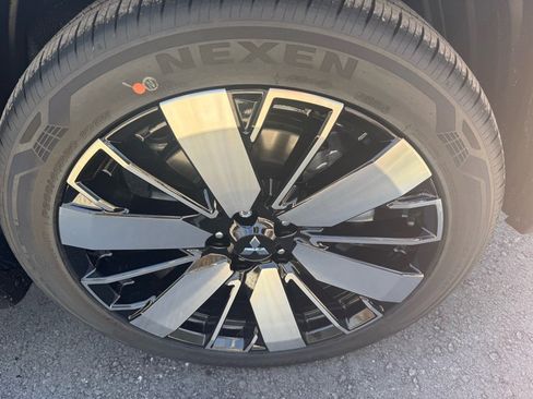 New 2025 Mitsubishi Outlander SE image 9