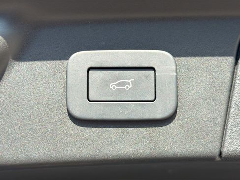 Certified 2026 Land Rover Range Rover Velar Dynamic SE AWD/4WD image 12