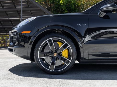 Certified 2022 Porsche Cayenne Turbo S AWD/4WD image 13