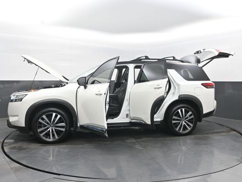 Used 2024 Nissan Pathfinder Platinum image 44