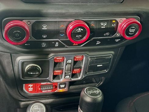 Used 2018 Jeep Wrangler Unlimited Rubicon w/ Dual Top Group image 15