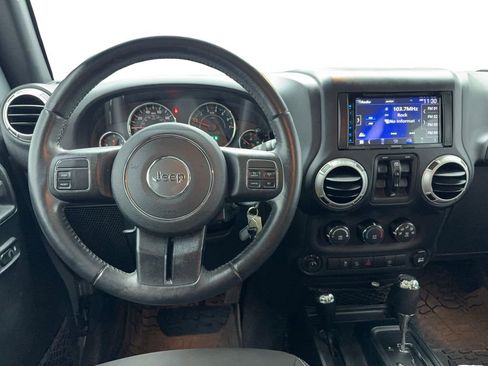 Used 2018 Jeep Wrangler Unlimited Sahara image 16