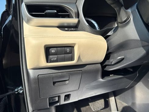 Used 2023 Toyota Highlander XLE FWD image 25