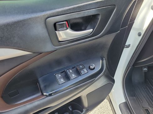 Used 2018 Toyota Highlander XLE FWD image 11