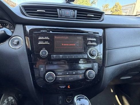 Used 2017 Nissan Rogue SV AWD/4WD image 16