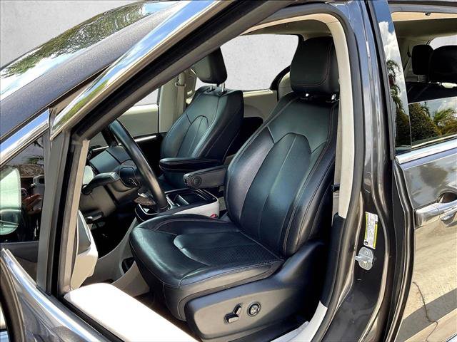 Used 2020 Chrysler Pacifica Touring-L FWD image 23