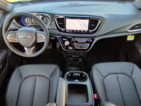 New 2026 Chrysler Pacifica Select image 16