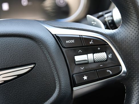 Used 2025 Genesis G70 2.5T image 9