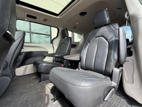 Used 2021 Chrysler Pacifica Touring-L w/ Uconnect Theater Family Group FWD image 8