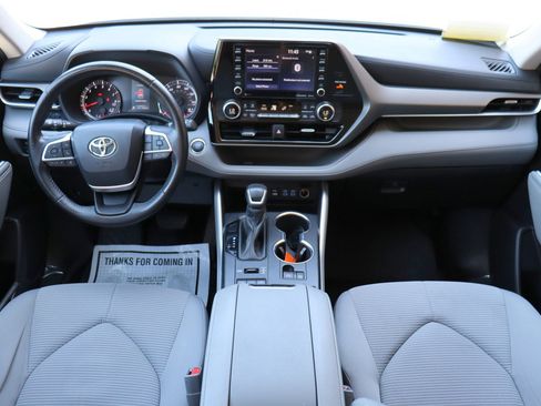 Used 2022 Toyota Highlander LE AWD/4WD image 9
