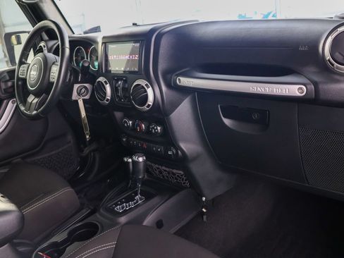 Used 2017 Jeep Wrangler Unlimited Rubicon w/ Connectivity Group AWD/4WD image 43