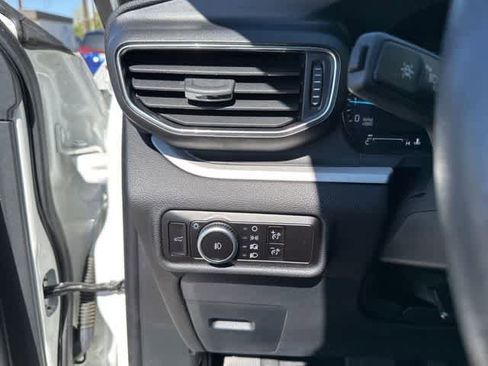 Used 2023 Ford Explorer XLT w/ Equipment Group 202A AWD/4WD image 14